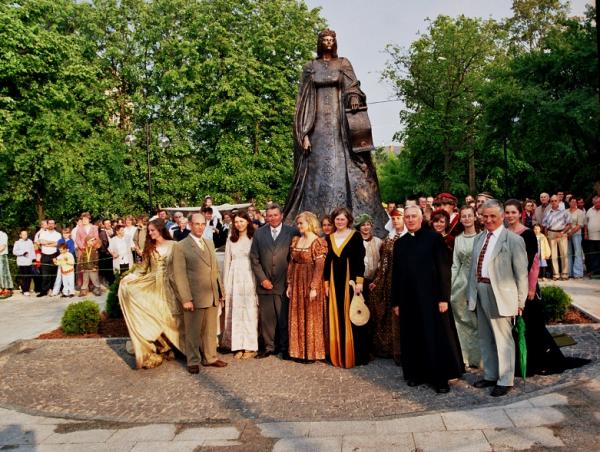 Wspólne zdjęcie pod pomnikiem ks. Anny Mazowieckiej